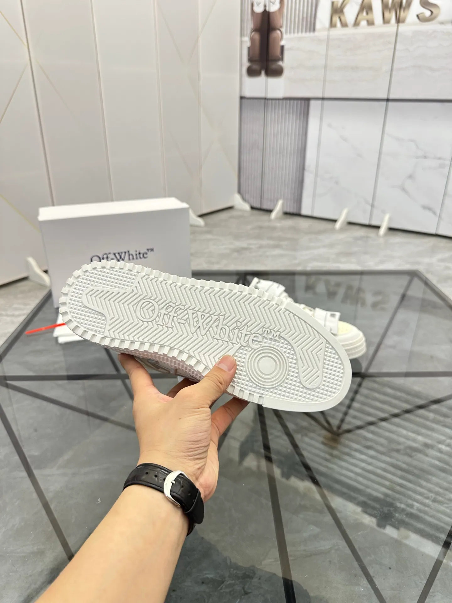 Selling men's shoes 💰: 💰P500¥ High-end top quality Product trademark: OFF WHITE *"OFF WHITE*" low-top casual shoes Regular size: 35-45 (can be customized to 46) Couple style Product materials: Upper imported first-layer cowhide stitched with original fabric, genuine leather lining, original outsole. No.: H203
